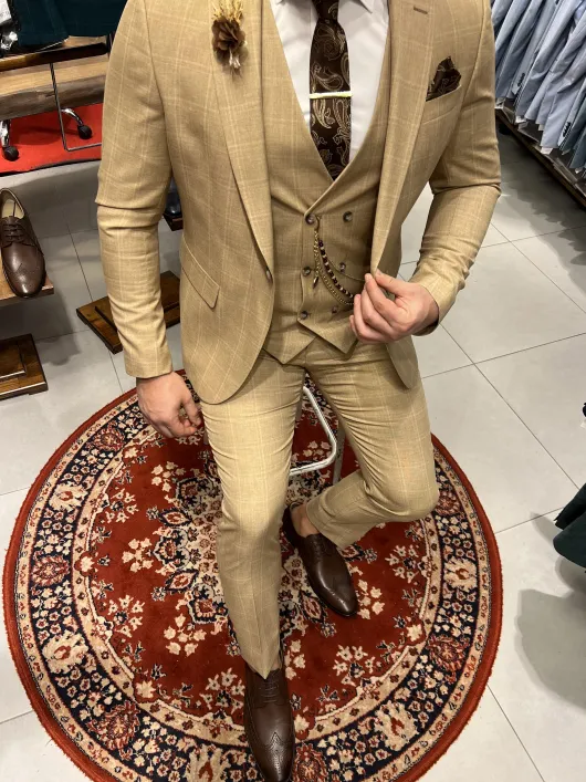 Beige pak