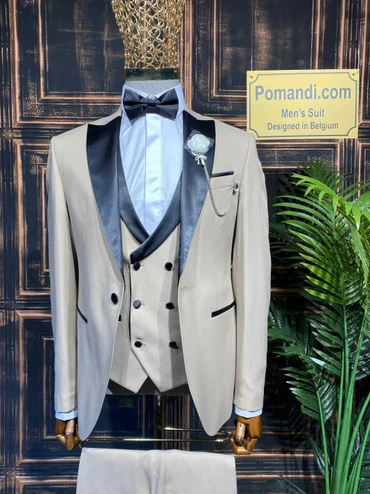 Beige Tuxedo met satijnen kraag