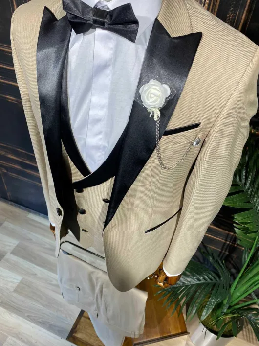beige_tuxedo_met_satijnen_2.webp Beige Tuxedo met satijnen kraag