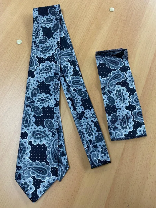 Blauwzwarte stropdas met patroon