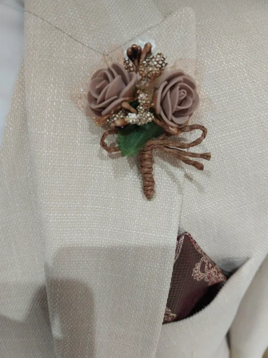 Bruin corsage bruidegom