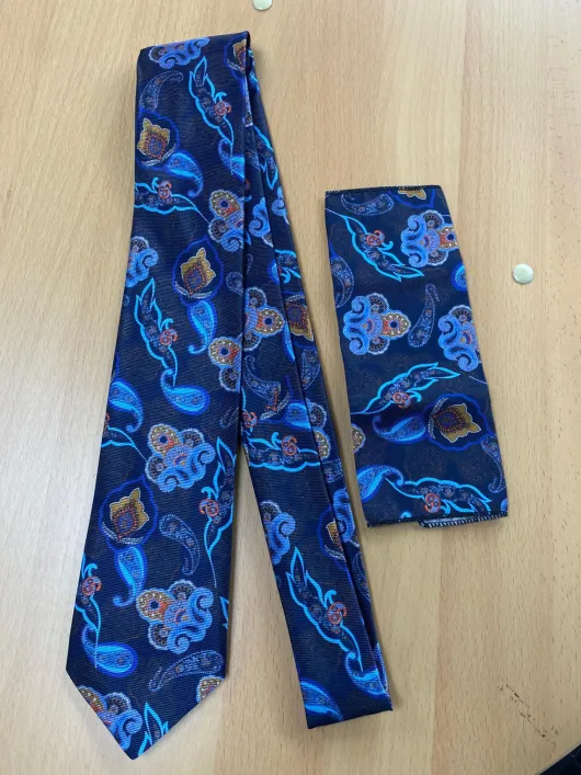 Donkerblauwe stropdas met patroon