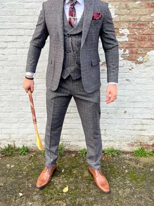 Grijs geruit pak in themastijl uit 1920