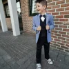 Lichtblauw communiekleding met navyblauw gilet en broek