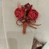 Rood corsage bruidegom