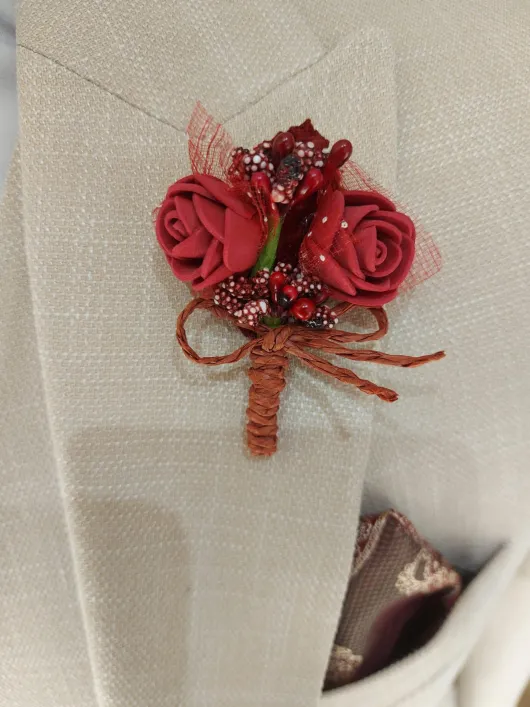 Rood corsage bruidegom