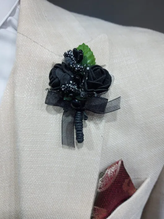 Zwart corsage bruidegom